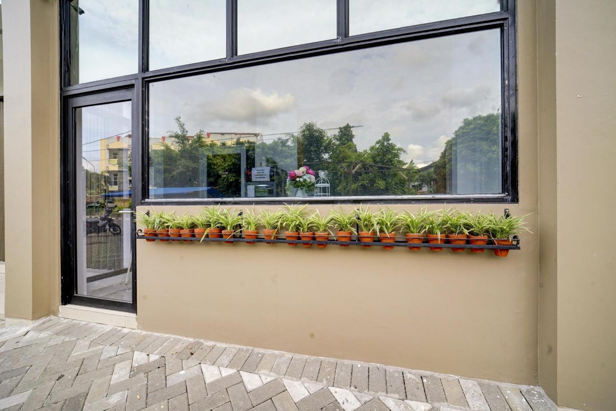 Super Oyo 90778 River Inn Malioboro Yogyakarta Exterior photo