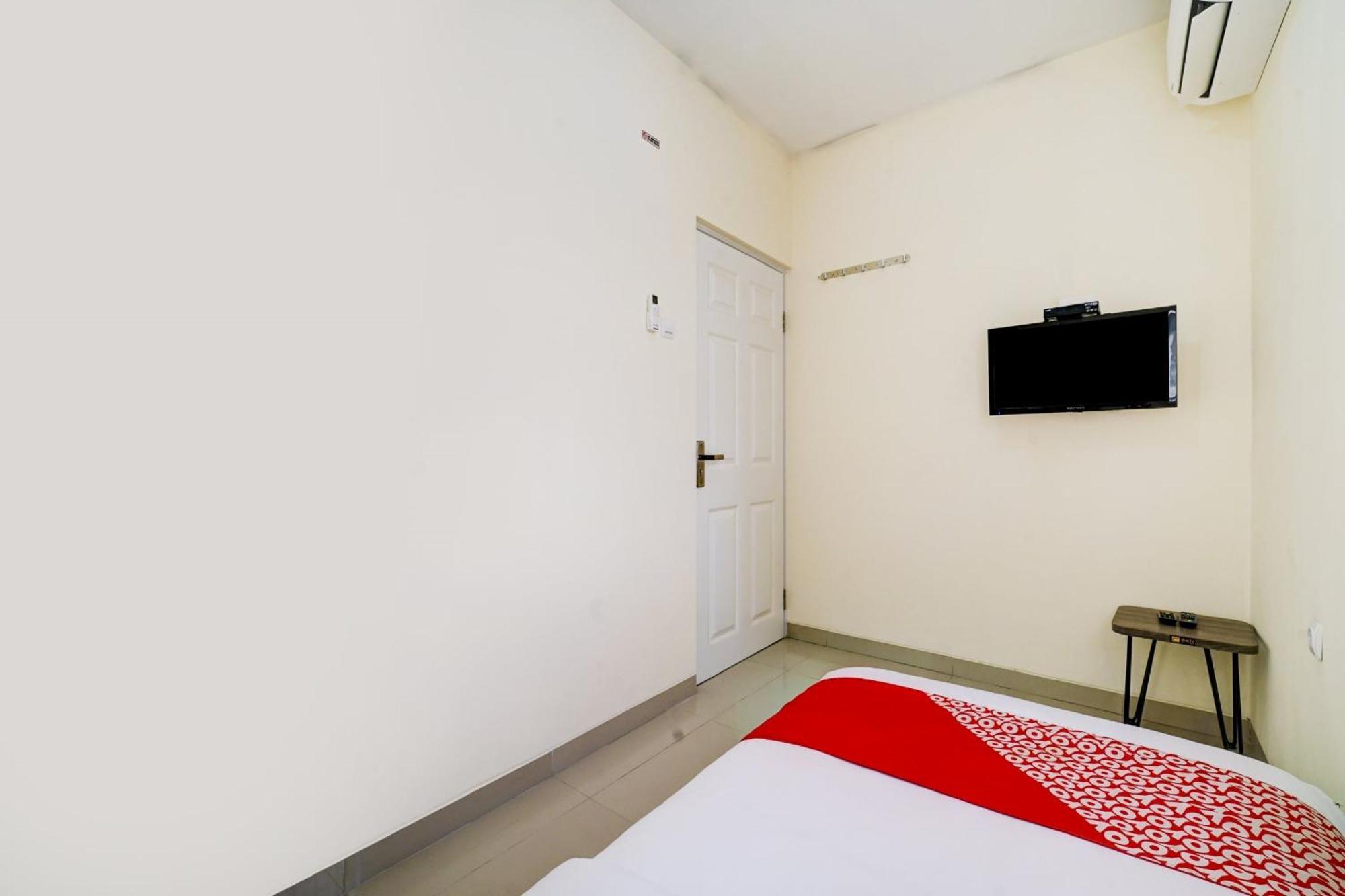Super Oyo 90778 River Inn Malioboro Yogyakarta Exterior photo