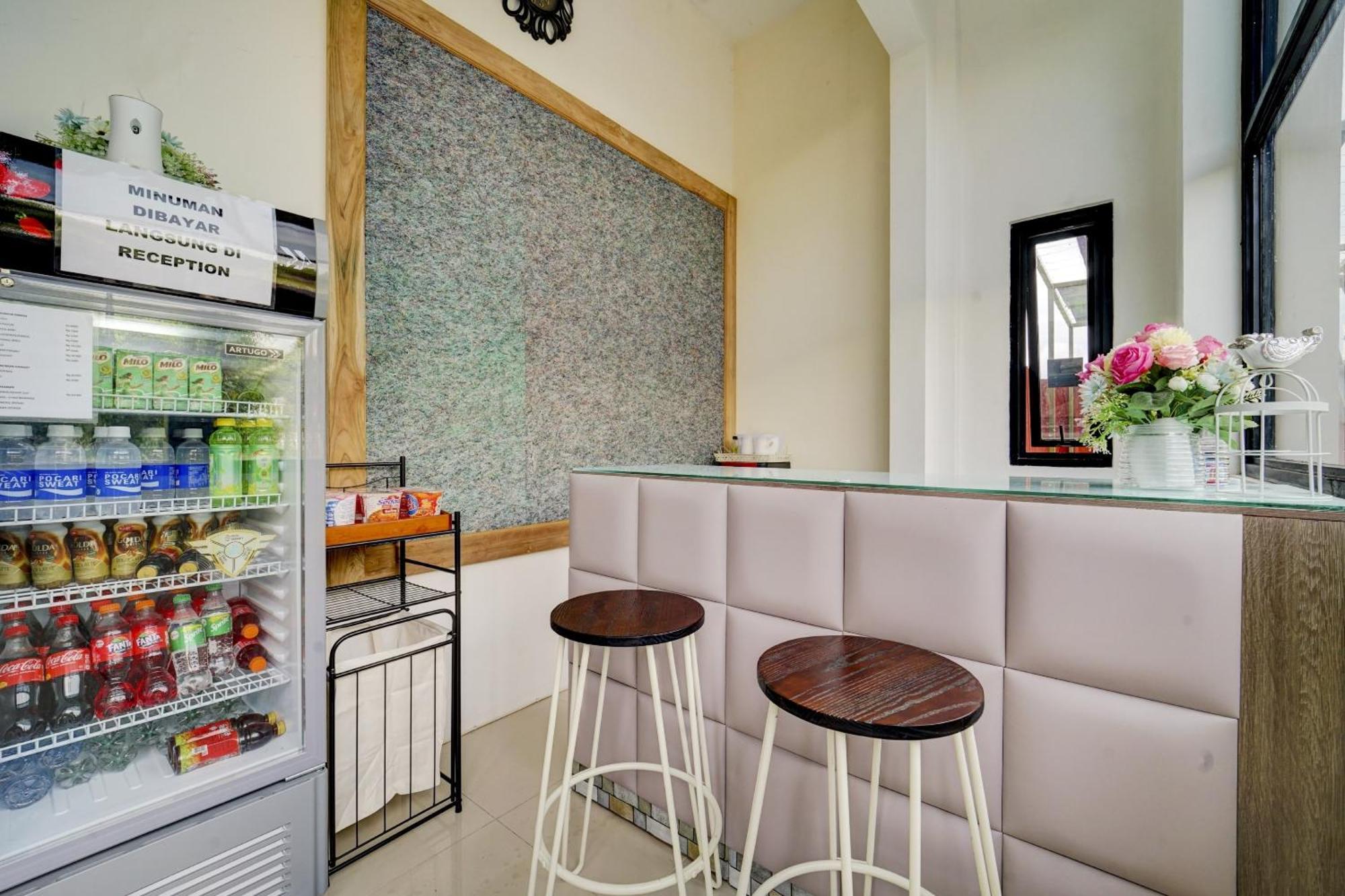 Super Oyo 90778 River Inn Malioboro Yogyakarta Exterior photo