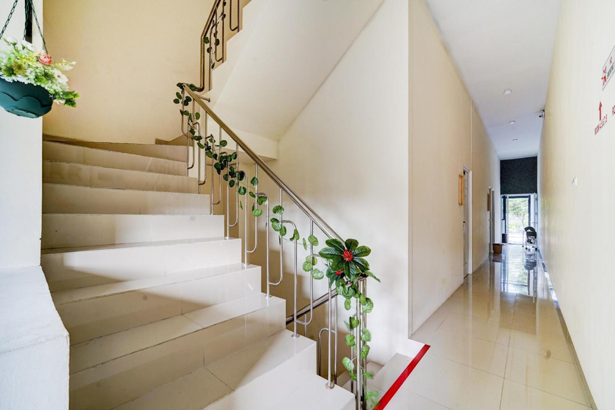 Super Oyo 90778 River Inn Malioboro Yogyakarta Exterior photo