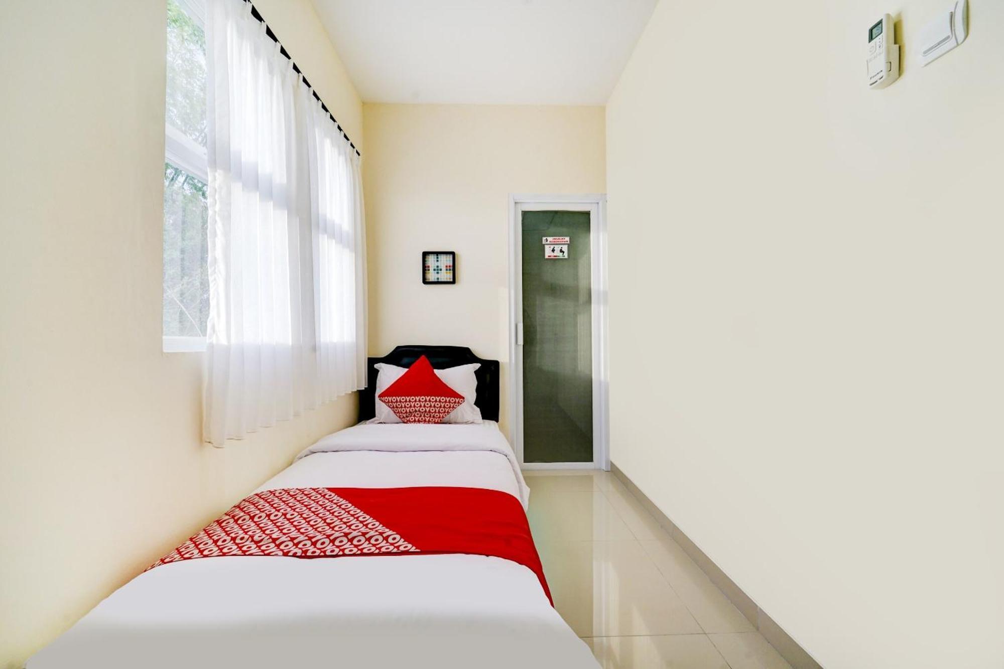 Super Oyo 90778 River Inn Malioboro Yogyakarta Exterior photo